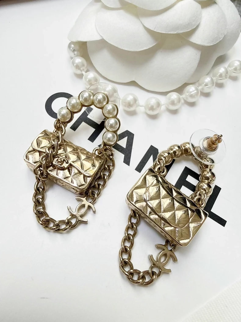 Chanel 21s pearl chain bagvearrings