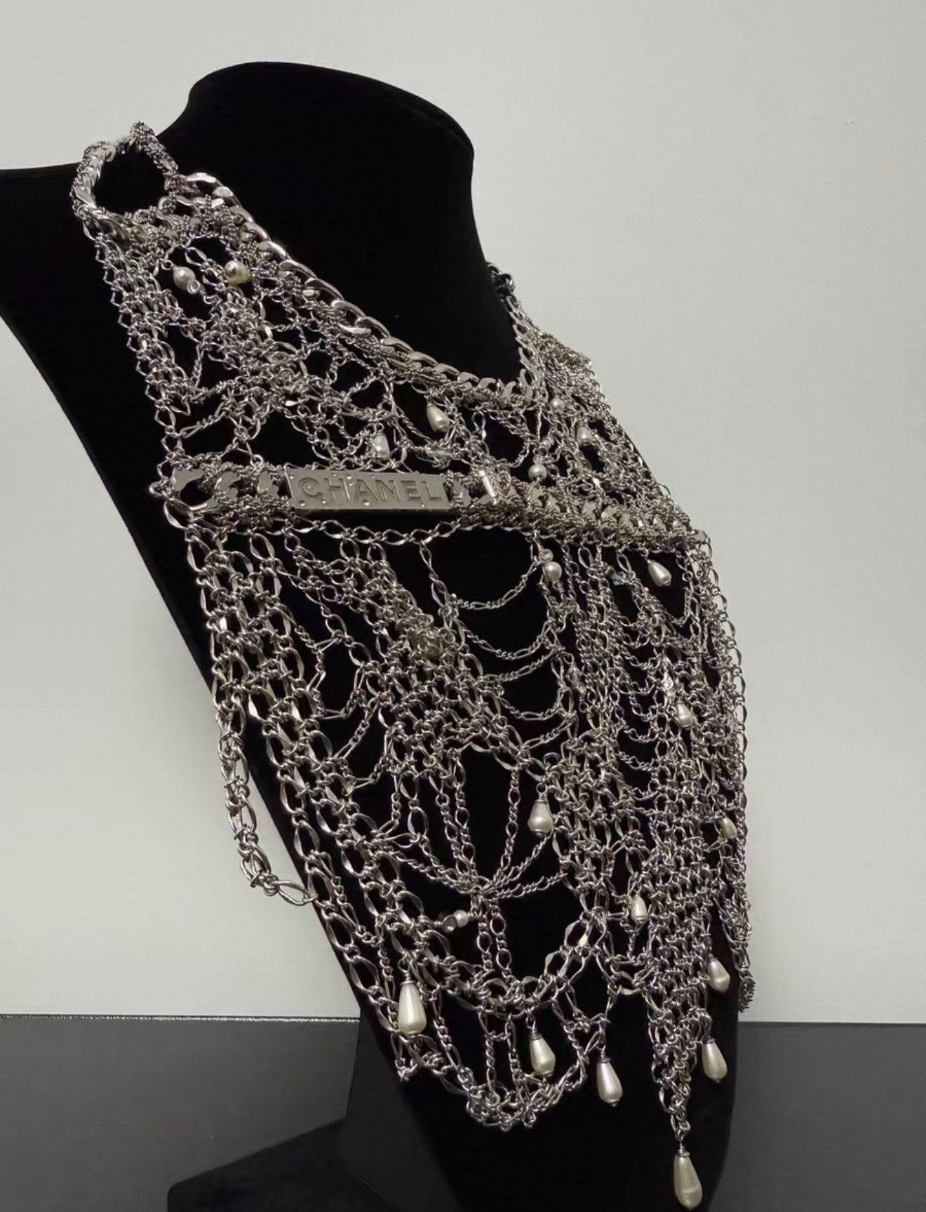 Chanel 21A chunky silver necklace