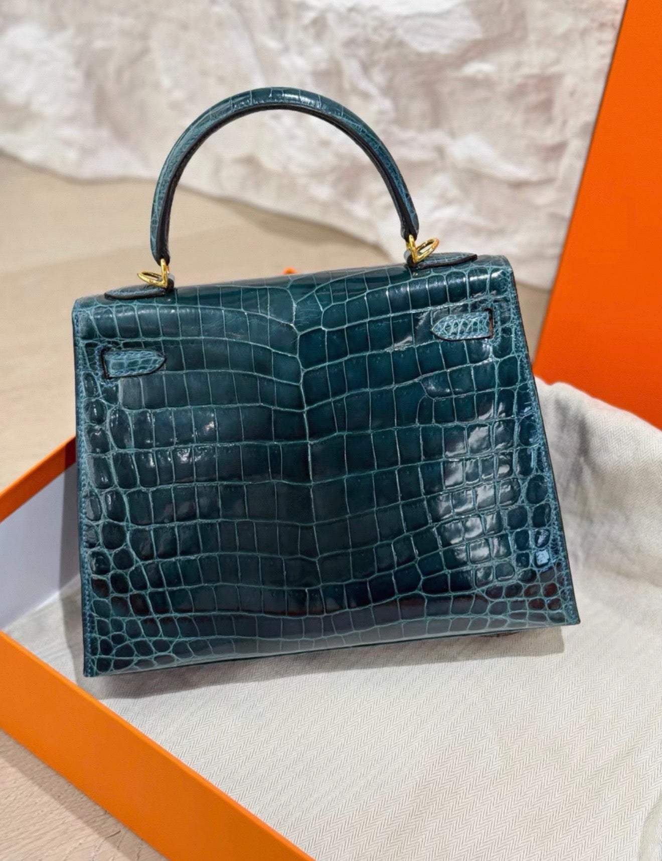 Hermès Kelly 25 blue paon shiny crocodile leather gold hardware