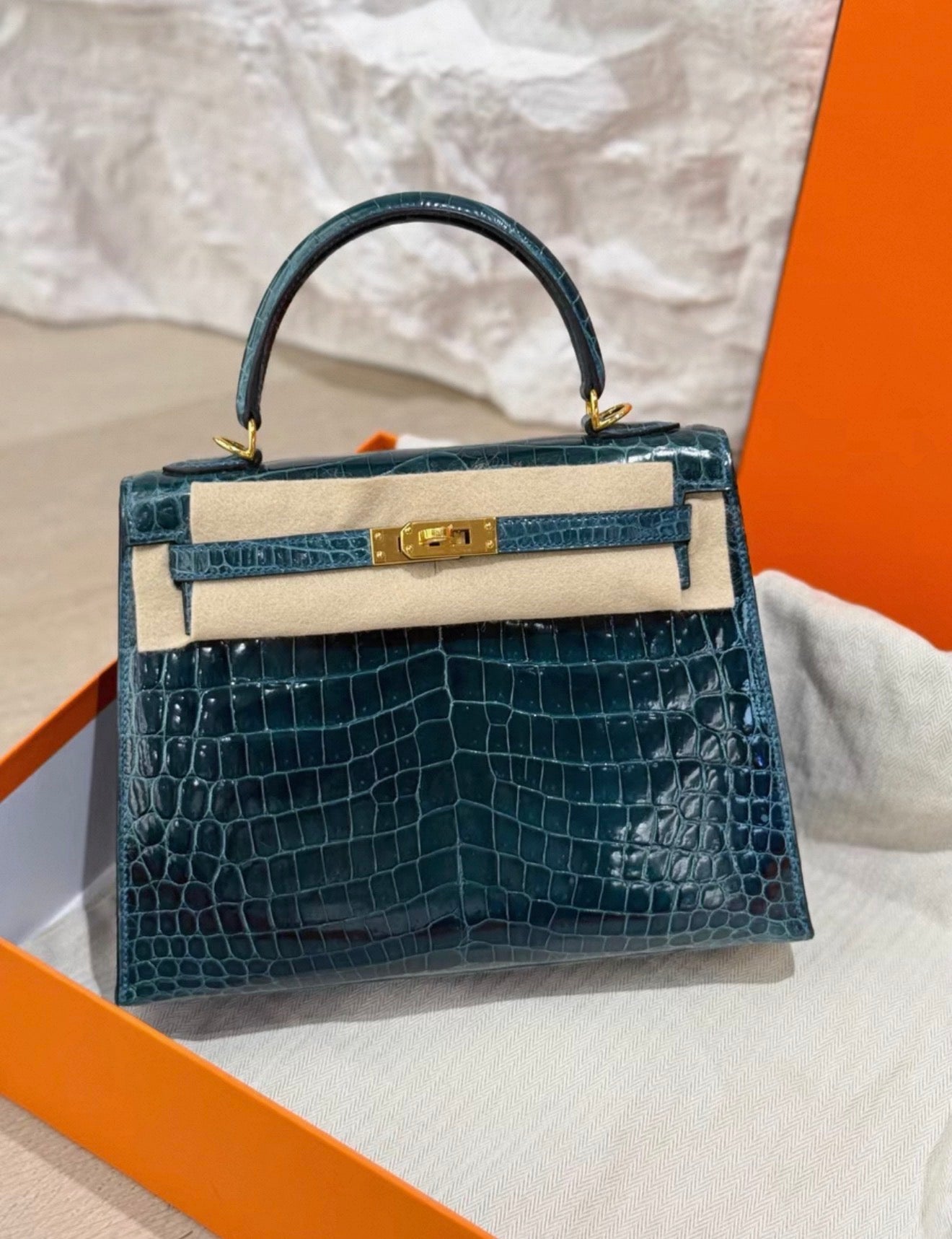 Hermès Kelly 25 blue paon shiny crocodile leather gold hardware