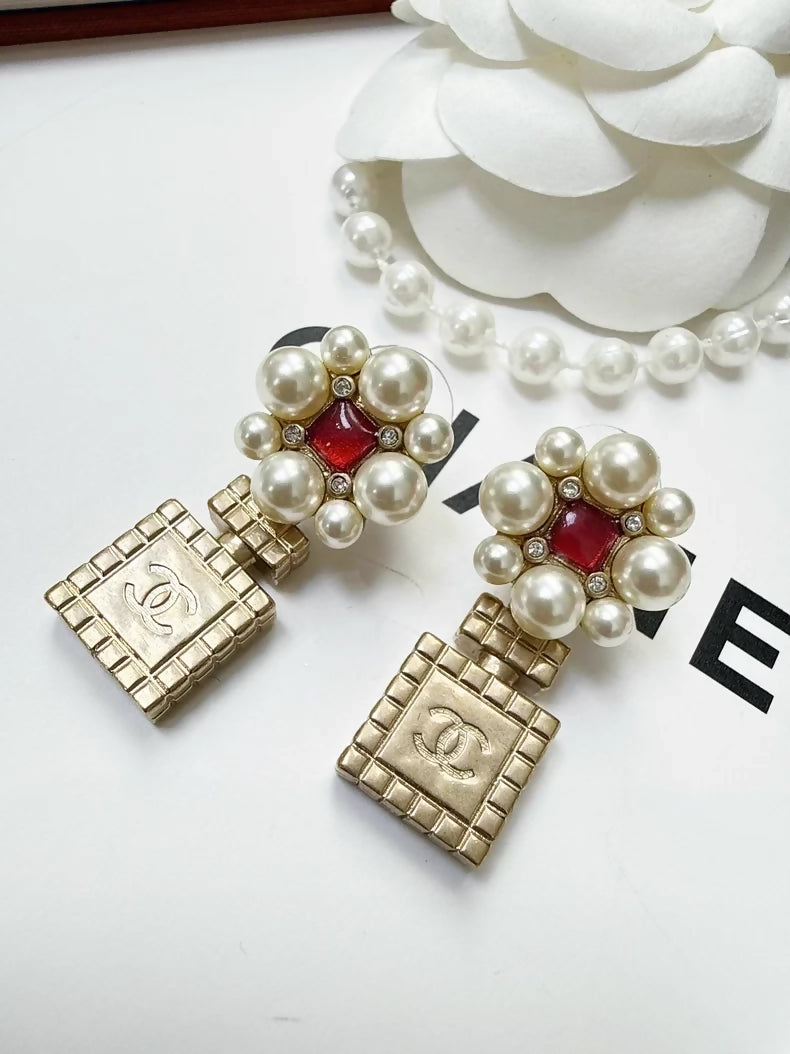 Chanel 21p pearl flower stud earrings