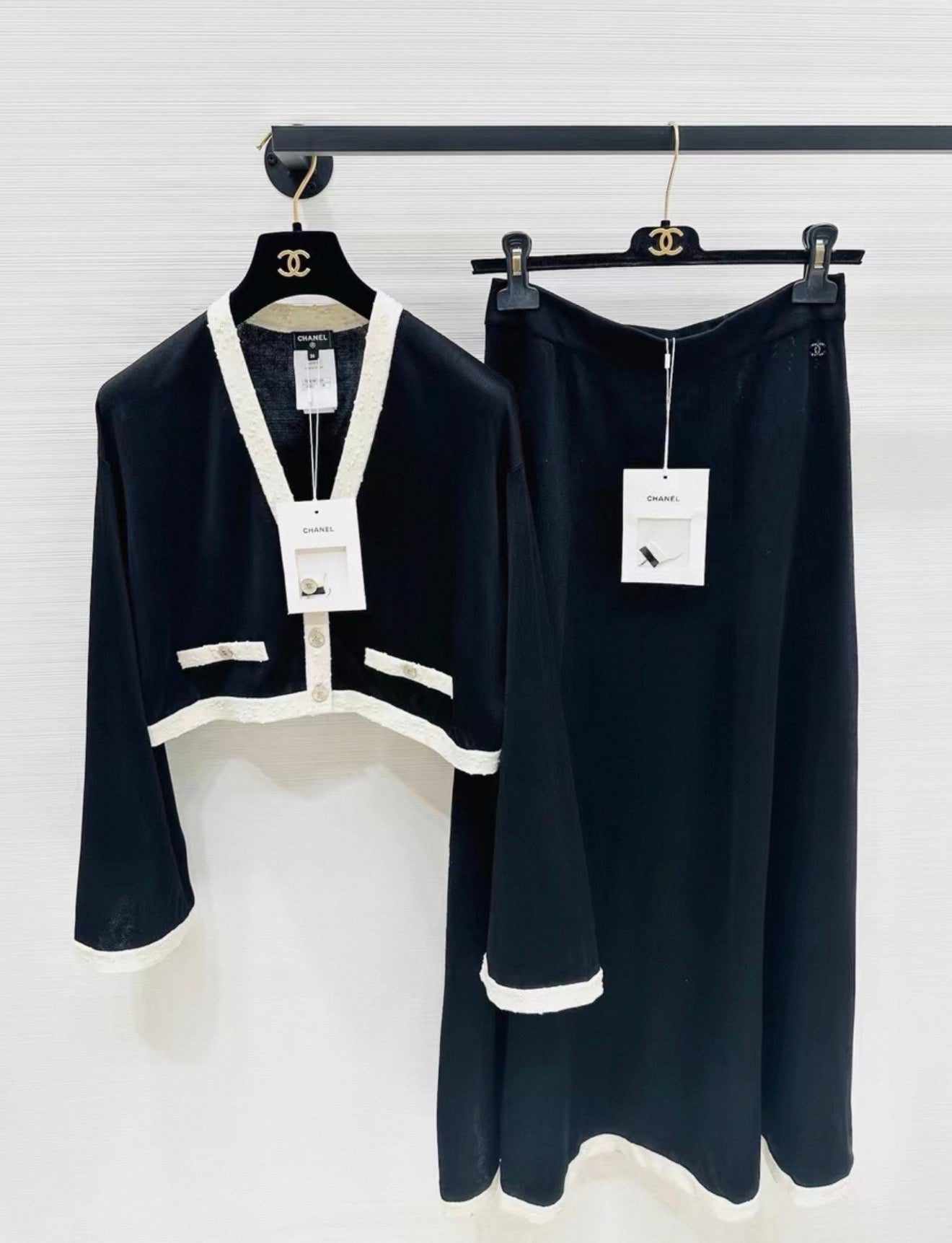 Chanel 25A black & white skirt