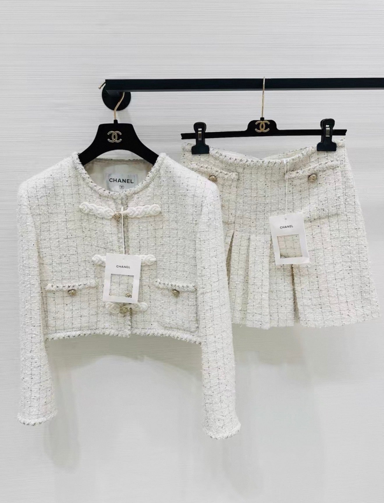 Chanel 25A White écru tweed jacket & skirt set