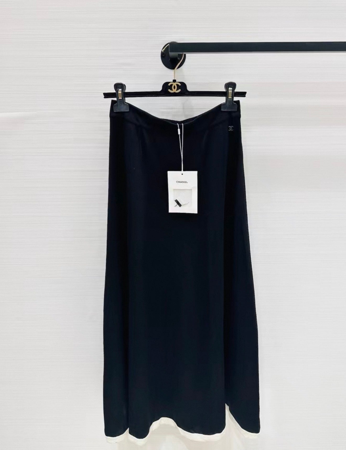 Chanel 25A black & white skirt