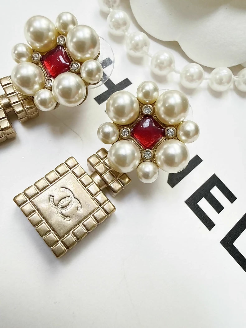 Chanel 21p pearl flower stud earrings