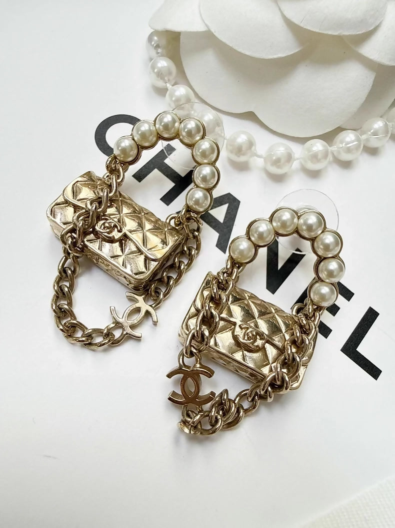 Chanel 21s pearl chain bagvearrings