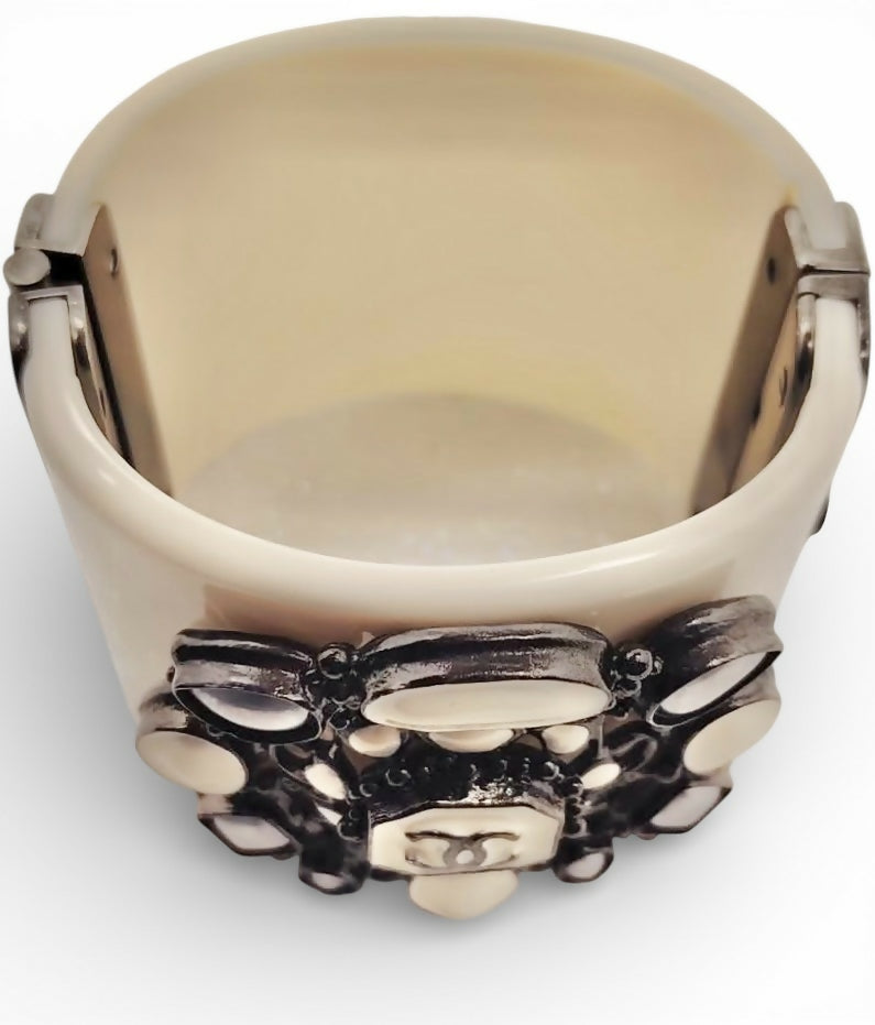 Rare Chanel 12A Paris Bombay Runway Ivory Statement Cuff Bracelet Bangle