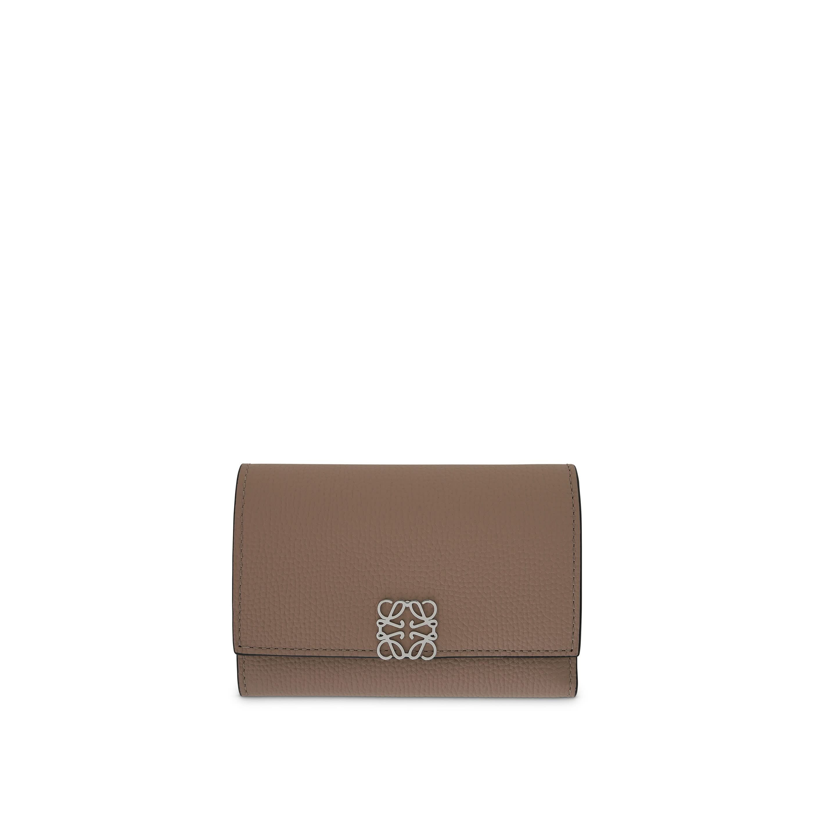 Anagram Small Vertical Wallet in Pebble Grain Calfskin in Sand