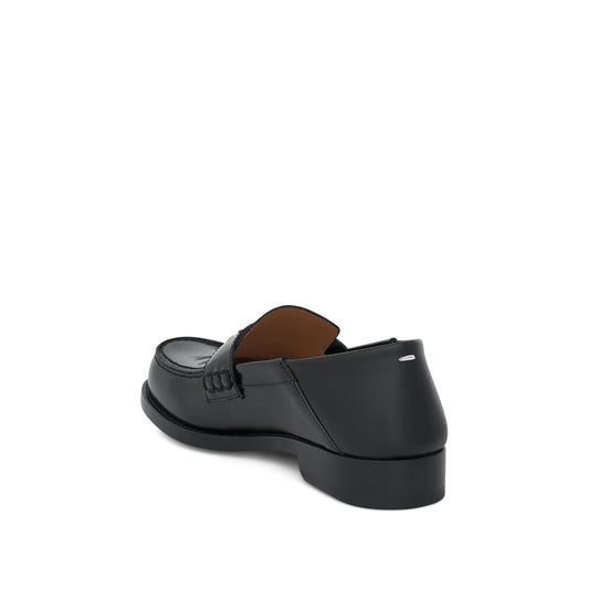 Four Stitch Round Toe Loafer in Black