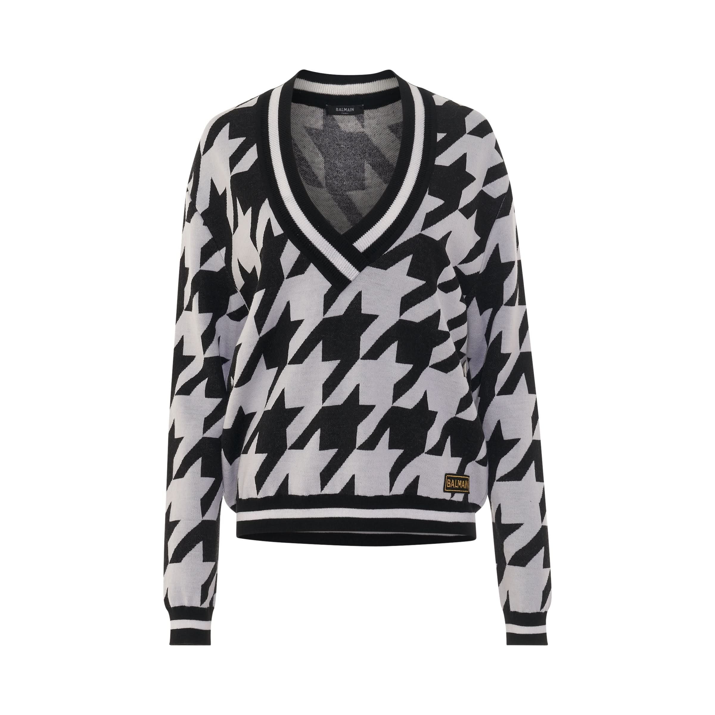 V Neck Houndstooth Knit Pullover in White/Black